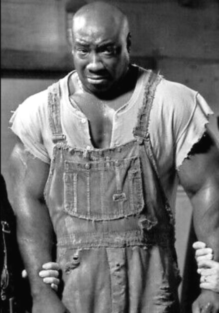 KateriSeraphina's tweet image. Avant sa nomination aux Oscars… avant que le monde ne voie ses yeux remplis de larmes et ses mains guérisseuses…
Michael Clarke Duncan creusait des tranchées dans les rues de Chicago.
Il était massif. Puissant.
Mais terriblement timide.
Sa mère, qui l'a élevé seule, lui…