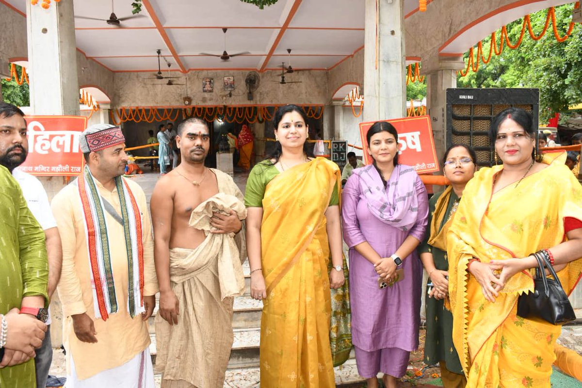 dmdeoria's tweet image. श्रावण मास के पावन अवसर पर आज श्री दीर्घेश्वर नाथ मंदिर में पूजा-अर्चना कर श्री बंगाली बाबा जी की पुण्यतिथि पर आयोजित कार्यक्रम में सहभागिता कर जनपदवासियों के मंगलकामना के लिए प्रार्थना की गयी।
@UPGovt @CMOfficeUP @ChiefSecyUP @InfoDeptUP
