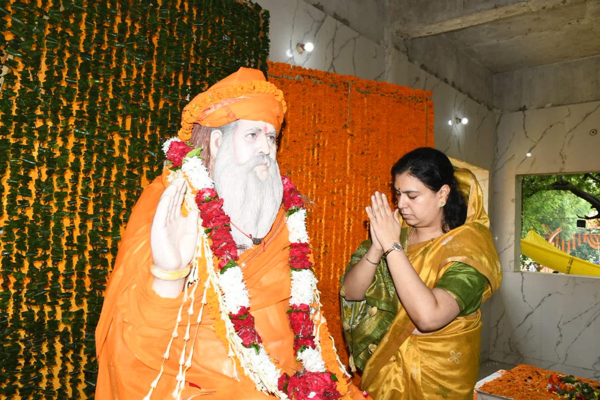 dmdeoria's tweet image. श्रावण मास के पावन अवसर पर आज श्री दीर्घेश्वर नाथ मंदिर में पूजा-अर्चना कर श्री बंगाली बाबा जी की पुण्यतिथि पर आयोजित कार्यक्रम में सहभागिता कर जनपदवासियों के मंगलकामना के लिए प्रार्थना की गयी।
@UPGovt @CMOfficeUP @ChiefSecyUP @InfoDeptUP