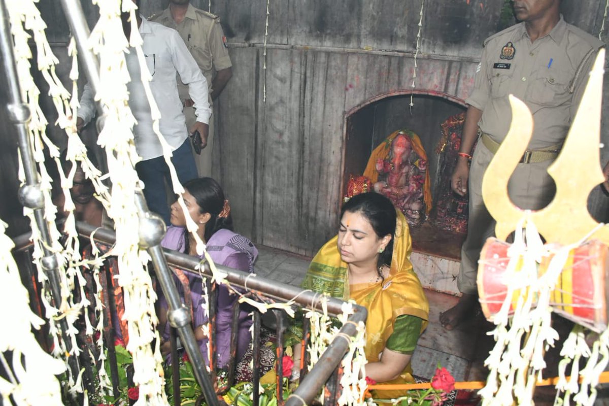 dmdeoria's tweet image. श्रावण मास के पावन अवसर पर आज श्री दीर्घेश्वर नाथ मंदिर में पूजा-अर्चना कर श्री बंगाली बाबा जी की पुण्यतिथि पर आयोजित कार्यक्रम में सहभागिता कर जनपदवासियों के मंगलकामना के लिए प्रार्थना की गयी।
@UPGovt @CMOfficeUP @ChiefSecyUP @InfoDeptUP