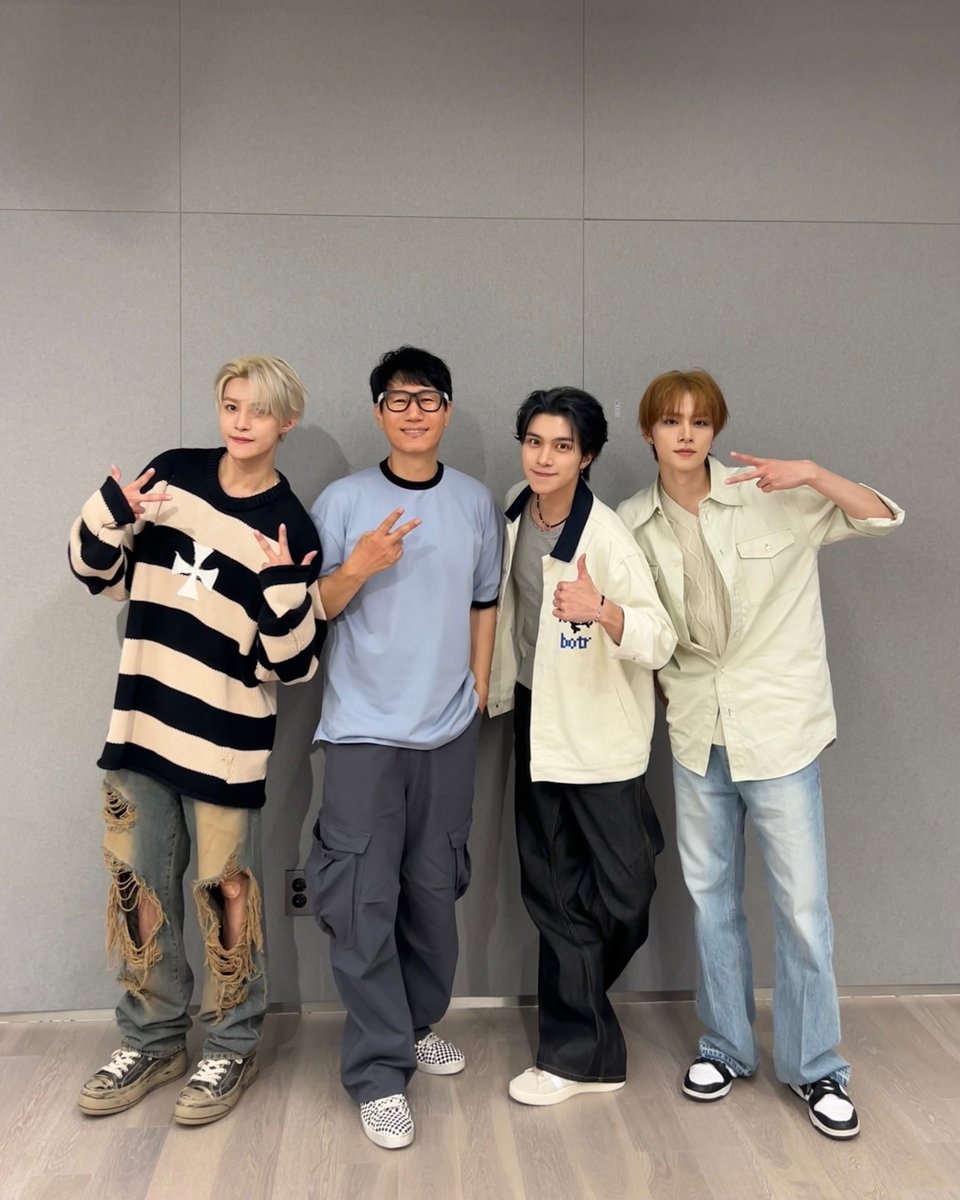 WayV_official's tweet image. 💚🤫💚💨
#XIAOJUN #肖俊 #샤오쥔
#HENDERY #黄冠亨 #헨드리
#YANGYANG #扬扬 #양양
#WayV #威神V #BIGBANDS
#WayV_BIGBANDS