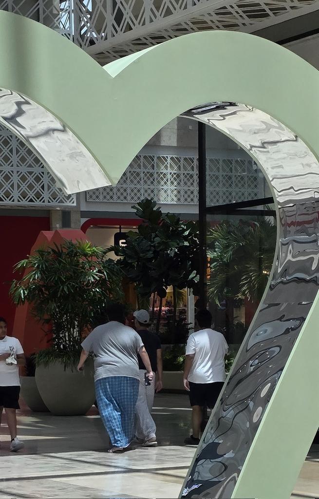 #الخيران_مول
#الكويت
#مجمع_الخيران
عادي يعني لابس وزار ويتمشى بنص المجمع؟؟؟؟؟