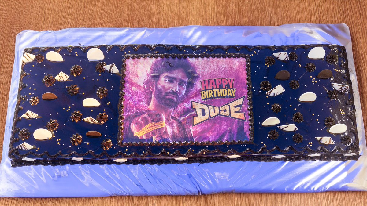 MythriOfficial's tweet image. Special celebrations for the sensational talent 💥💥
Team #DUDE celebrated the birthday of @pradeeponelife on sets 🥳🎂
#Dude in cinemas this Diwali ✨
⭐ing 'The Sensational' @pradeeponelife
🎬 Written and directed by @Keerthiswaran_
A @SaiAbhyankkar musical
Produced by…
