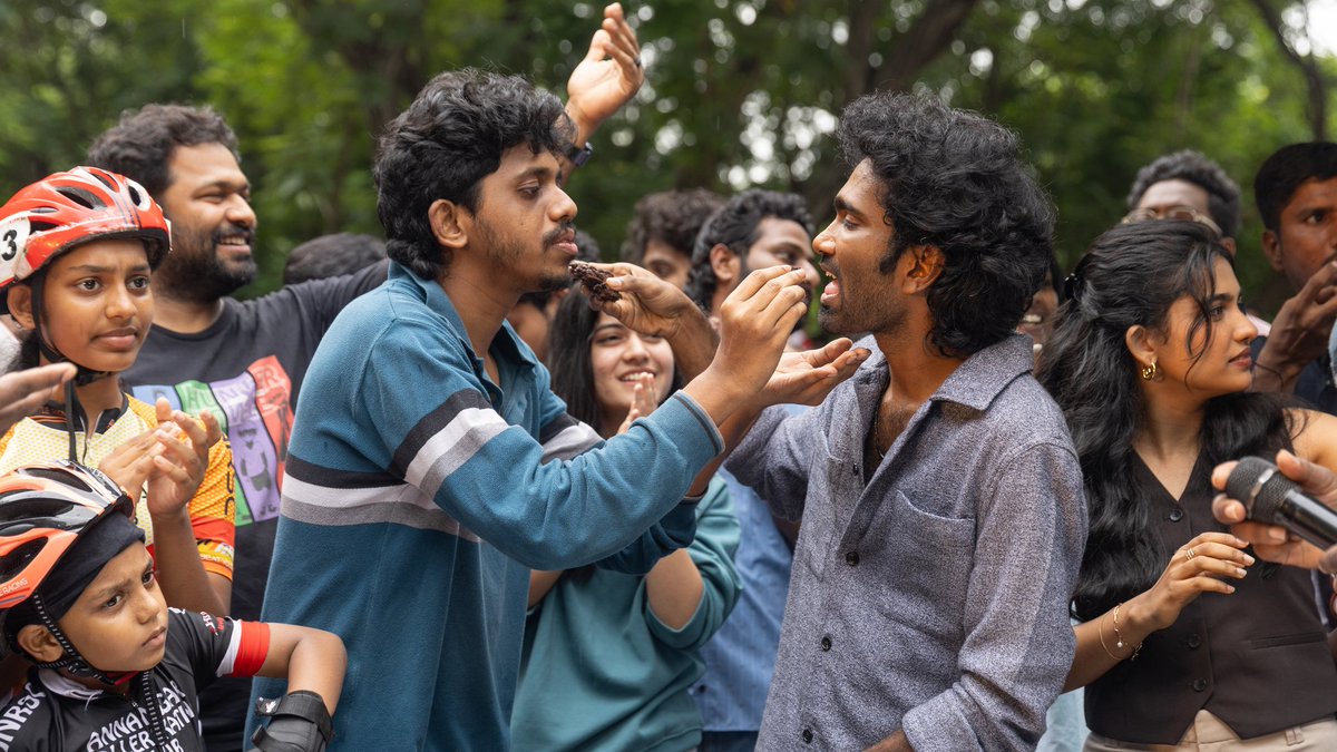 MythriOfficial's tweet image. Special celebrations for the sensational talent 💥💥
Team #DUDE celebrated the birthday of @pradeeponelife on sets 🥳🎂
#Dude in cinemas this Diwali ✨
⭐ing 'The Sensational' @pradeeponelife
🎬 Written and directed by @Keerthiswaran_
A @SaiAbhyankkar musical
Produced by…