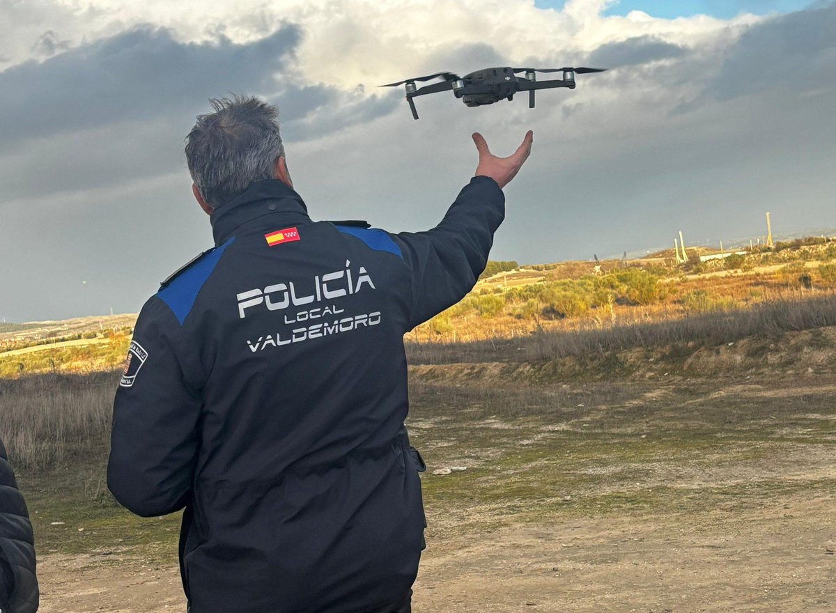CarlosNovilloPi's tweet image. Más de 4 millones para dotar a nuestras Policías Locales de los mejores medios materiales.
Dentro de la Estrategia de Seguridad Integral autonómica #ESICAM179 apoyamos a los ayuntamientos para la adquisición de vehículos, drones,
dispositivos de detección de drogas, chalecos…