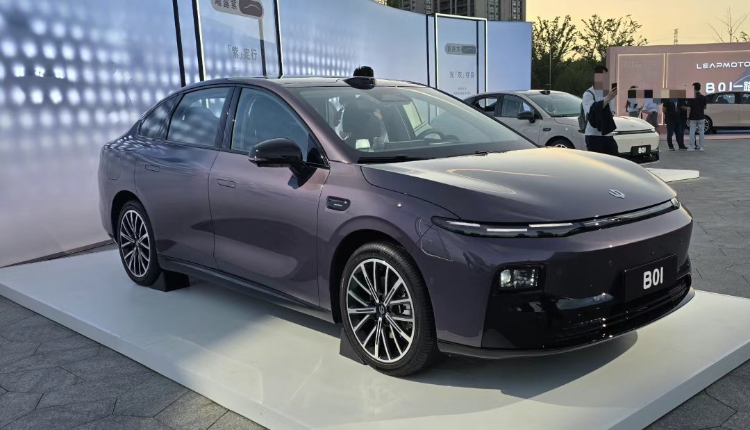 mako_63's tweet image. 【衝撃の価格破壊】中国EVセダン「零跑B01」が登場🚗
なんと8.98万元(約180万円)から、テスラModel 3級の機能とデザイン。高機能AIチップやレーザーセンサー搭載で、最上位も11.98万元(約240万円)。EV市場にデフレの波に注目。
