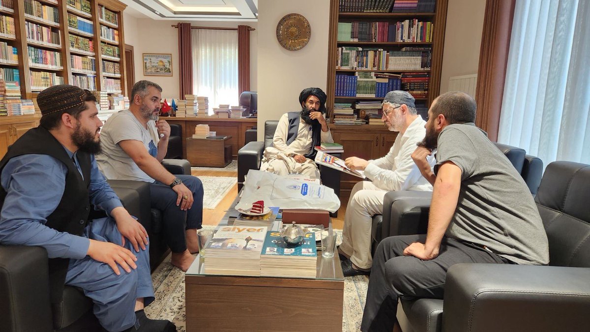 m_eminyildirim's tweet image. Afganistan’dan misafirlerimiz vardı. Ömrü cihad meydanlarında ve rahle başlarında geçen Mevlana Muhammed Salim Saad bize Afganıstan’ın dününü, bugününü ve yarınını anlattı. Allah (cc) Afganistan İslâm emirliğini muhafaza etsin ve selâmetler ihsan eylesin.