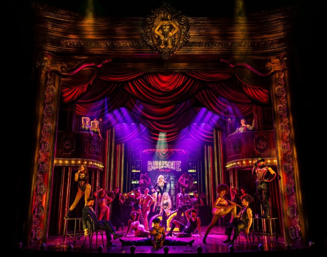 LSBO's tweet image. Take a look at these new production shots of Burlesque The Musical! Following a sold-out run in Manchester, the new musical is now playing at the Savoy Theatre until 6 September 2025. Book tickets now! 🎭

#london #theatre #westend #musical #burlesque #news #photos #cast