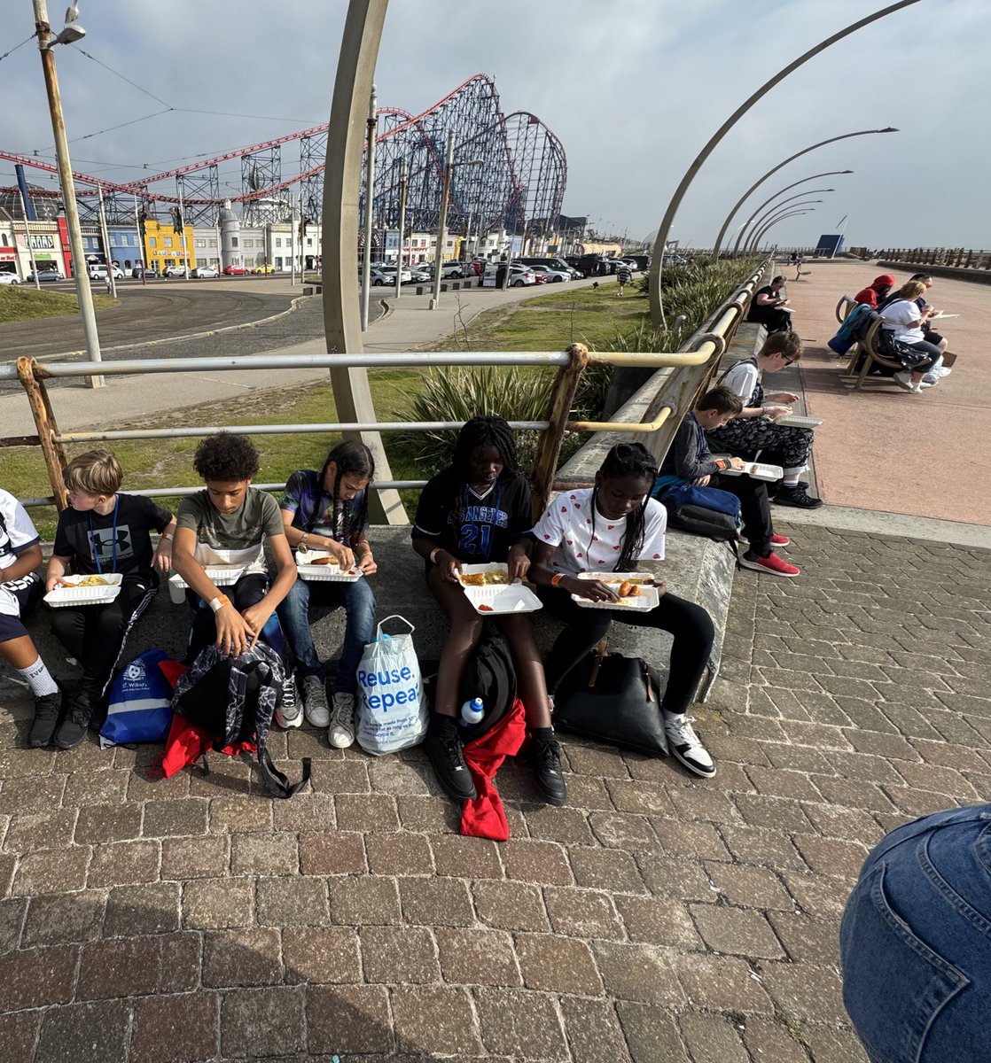 LeedsDYS's tweet image. After a crazy day at Pleasure Beach, we went for fish and chips by the beach! 🤩
@ASCHC_COLLEGE @beckets_bkcat @StWilfridsCHS
