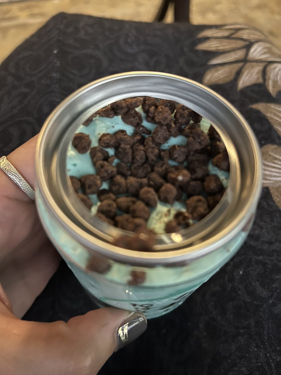 tsukit9101's tweet image. 歌舞伎町の自販機でなまくり缶買ってしまった🥫
生クリーム大好きな自分にとっては夢のような食べ物。
スポンジなし生クリーム100%ならなおいいけどそれはさすがに需要がないか😂
1缶にホールケーキ1個分の生クリームが入っているそうで、デブ活が捗る🐖
運動した日か稼げた日のご褒美にしよう…