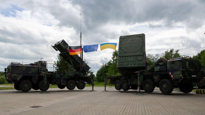 ObsDelphi's tweet image. 🇩🇪🇺🇦Le premier Patriot promis par l'Allemagne est déjà arrivé en Ukraine.
Une excellente nouvelle pour les civils ukrainiens qui pourront être mieux protégés des drones et des missiles russes qui ciblent chaque jour des zones résidentielles.
Il y a toujours de l'espoir 💪🇺🇦