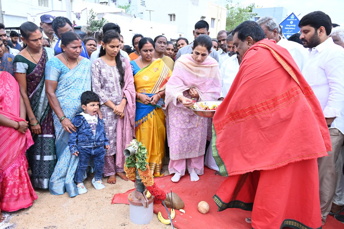 R_Madhavi_Reddy's tweet image. కడప నగరంలోని రెండవ డివిజన్ ఉక్కాయిపల్లిలో తాగునీటి సమస్యను పరిష్కరించేందుకు కొత్తగా ఏర్పాటు చేసిన బోరు నీటి సరఫరాకు ప్రారంభించడం జరిగింది. అలానే సుపరిపాలనలో తొలిఅడుగు కార్యక్రమాన్ని నిర్వహించి. అధికారంలోకి వచ్చిన సంవత్సరం కాలంలో కూటమి ప్రభుత్వం తీసుకొచ్చిన మార్పులను, ప్రజల…