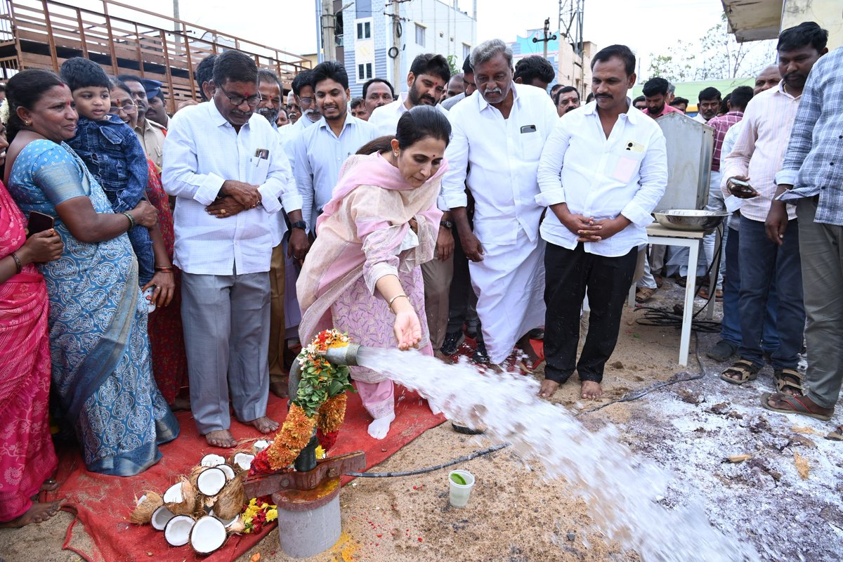 R_Madhavi_Reddy's tweet image. కడప నగరంలోని రెండవ డివిజన్ ఉక్కాయిపల్లిలో తాగునీటి సమస్యను పరిష్కరించేందుకు కొత్తగా ఏర్పాటు చేసిన బోరు నీటి సరఫరాకు ప్రారంభించడం జరిగింది. అలానే సుపరిపాలనలో తొలిఅడుగు కార్యక్రమాన్ని నిర్వహించి. అధికారంలోకి వచ్చిన సంవత్సరం కాలంలో కూటమి ప్రభుత్వం తీసుకొచ్చిన మార్పులను, ప్రజల…