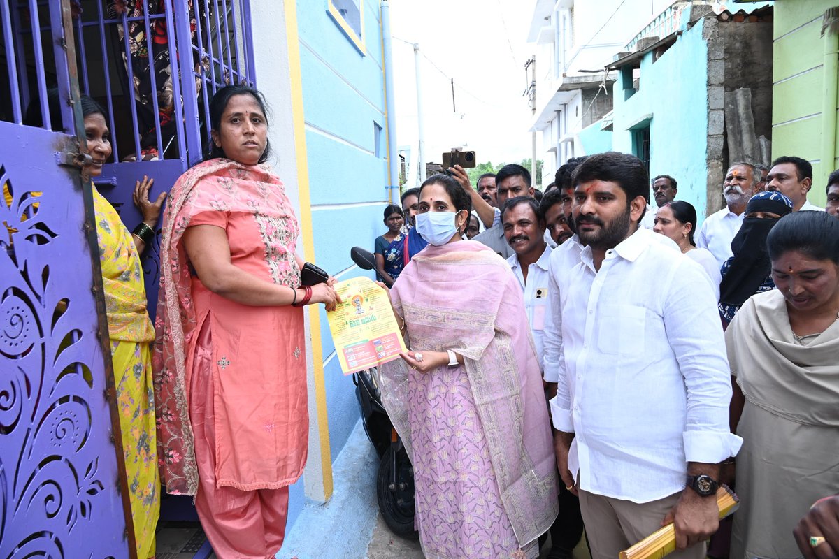 R_Madhavi_Reddy's tweet image. కడప నగరంలోని రెండవ డివిజన్ ఉక్కాయిపల్లిలో తాగునీటి సమస్యను పరిష్కరించేందుకు కొత్తగా ఏర్పాటు చేసిన బోరు నీటి సరఫరాకు ప్రారంభించడం జరిగింది. అలానే సుపరిపాలనలో తొలిఅడుగు కార్యక్రమాన్ని నిర్వహించి. అధికారంలోకి వచ్చిన సంవత్సరం కాలంలో కూటమి ప్రభుత్వం తీసుకొచ్చిన మార్పులను, ప్రజల…