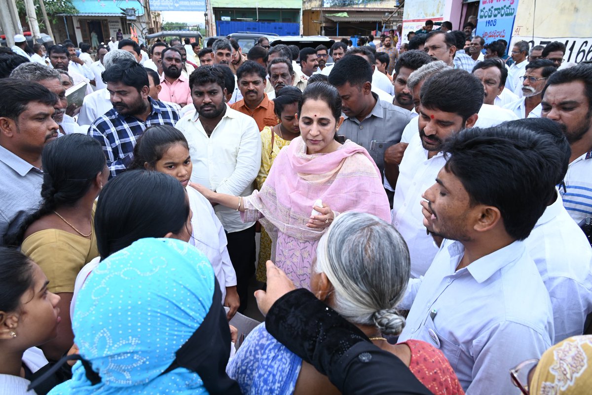 R_Madhavi_Reddy's tweet image. కడప నగరంలోని రెండవ డివిజన్ ఉక్కాయిపల్లిలో తాగునీటి సమస్యను పరిష్కరించేందుకు కొత్తగా ఏర్పాటు చేసిన బోరు నీటి సరఫరాకు ప్రారంభించడం జరిగింది. అలానే సుపరిపాలనలో తొలిఅడుగు కార్యక్రమాన్ని నిర్వహించి. అధికారంలోకి వచ్చిన సంవత్సరం కాలంలో కూటమి ప్రభుత్వం తీసుకొచ్చిన మార్పులను, ప్రజల…