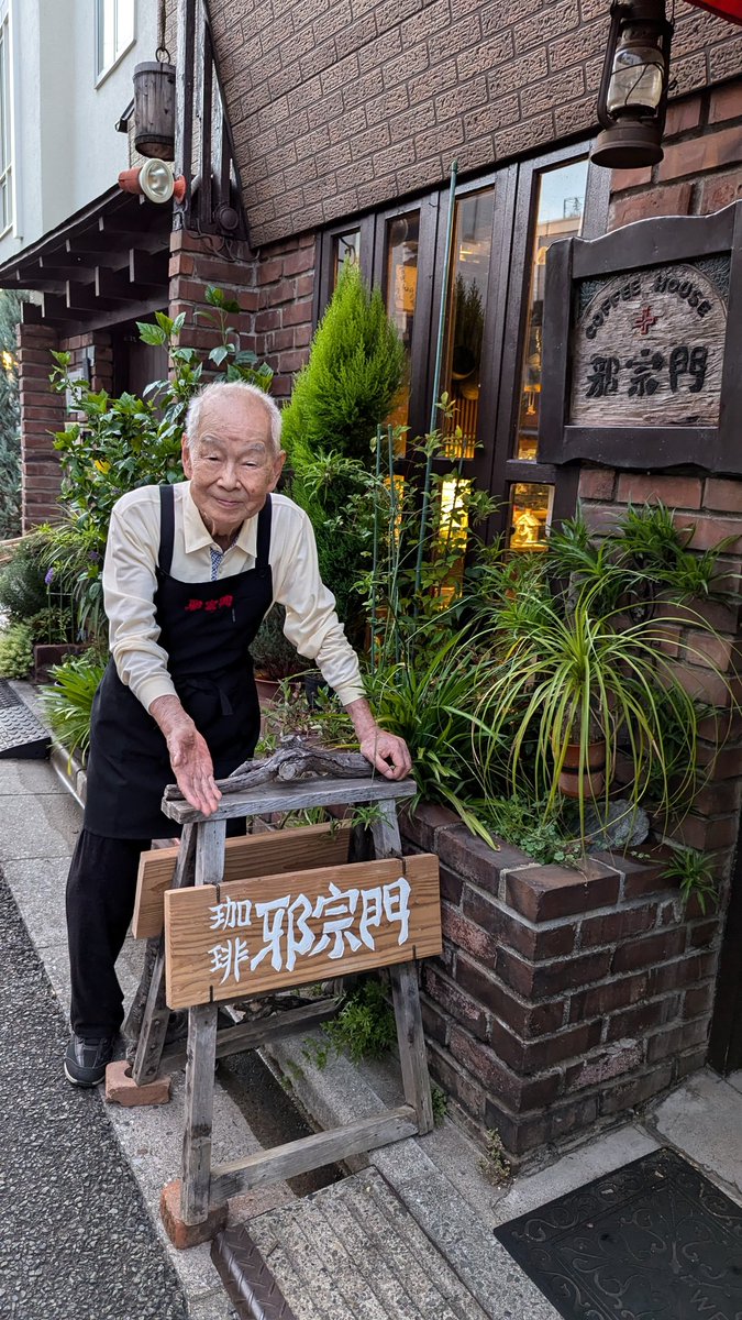 jashumon_coffee's tweet image. 邪宗門看板リニューアルしました😆常連の岩野さん製作です