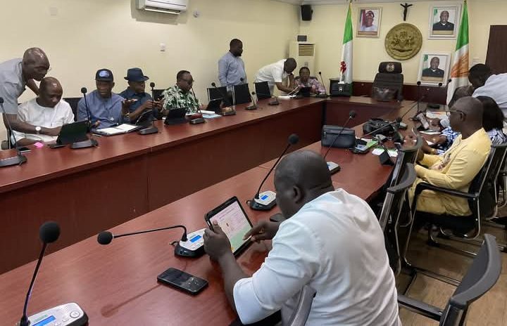 radionigeriahq's tweet image. The Benue State Government has officially launched the Paperless Executive Council System, becoming one of the first subnational governments in Nigeria to fully digitise its cabinet proceedings. radionigeria.gov.ng/2025/07/24/ben…
