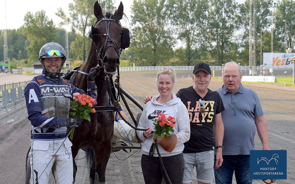 Första segern för både häst och tränare

Anna Axén kvitterade ut B-tränarlicensen 2011. Efter 148 starter utan seger kom äntligen en triumf vid tävlingarna på Örebrotravet i onsdags. Hästen Catharsis tog också karriärens första seger.
Läs mer på: mantorphastsportarena.se/nyheter/foerst…