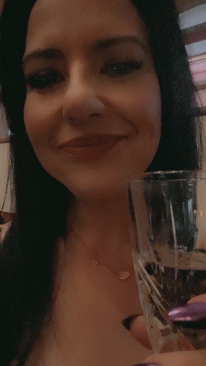 Happy Friday everyone! I’m at a function and drinking sparkling wine. What’s everyone up to? 🩷🤗