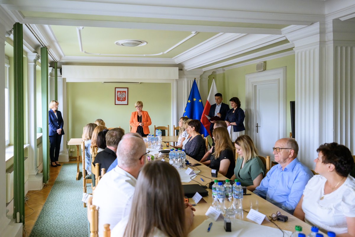 📢Kolejne 16 organizacji z dofinansowaniem na działania społeczne

👴👵12 organizacji otrzyma wsparcie na realizację zadań na rzecz seniorów – łącznie 𝟏𝟗𝟗 𝟖𝟖𝟑 zł

♿4 organizacje będą realizować działania na rzecz osób z niepełnosprawnościami – dofinansowanie 𝟔𝟒 𝟓𝟎𝟎 zł