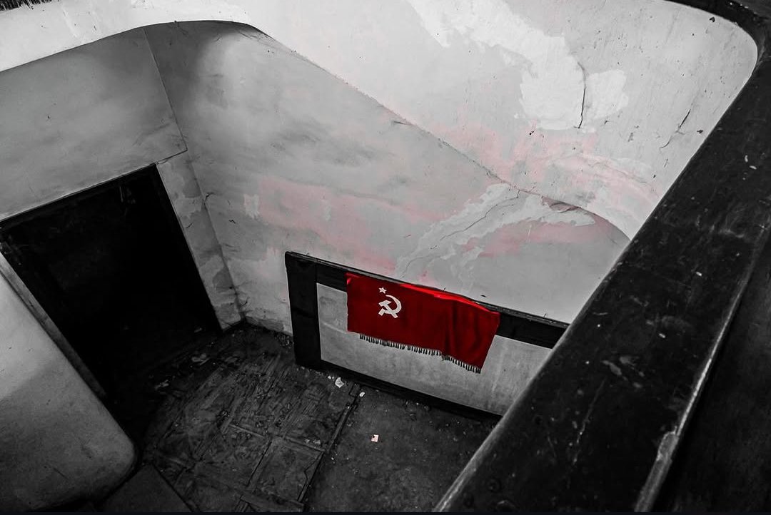LaboransS_'s tweet image. Çarlık Rusya&apos;sında Stalin&apos;in kaldığı ve gizli matbaa olarak da kullanılan bir bina. Sovyetler Birliği çöktüğünde bina Gürcistan  tarafından ziyarete kapatılmış olsa da gayri resmi müze olarak ziyaret edilmeye devam ediyor. 

📷: @glutensizz