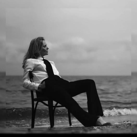 KateriSeraphina's tweet image. Ah, quel bonheur de vivre seule !
Écoute, je ne veux plus de prince charmant. Moi, je veux juste mon petit café bien chaud, ma tartine beurrée, et la liberté de me gratter le ventre tranquille… sans que personne ne me demande ce que je vais faire à manger !
Ce matin, je me suis…