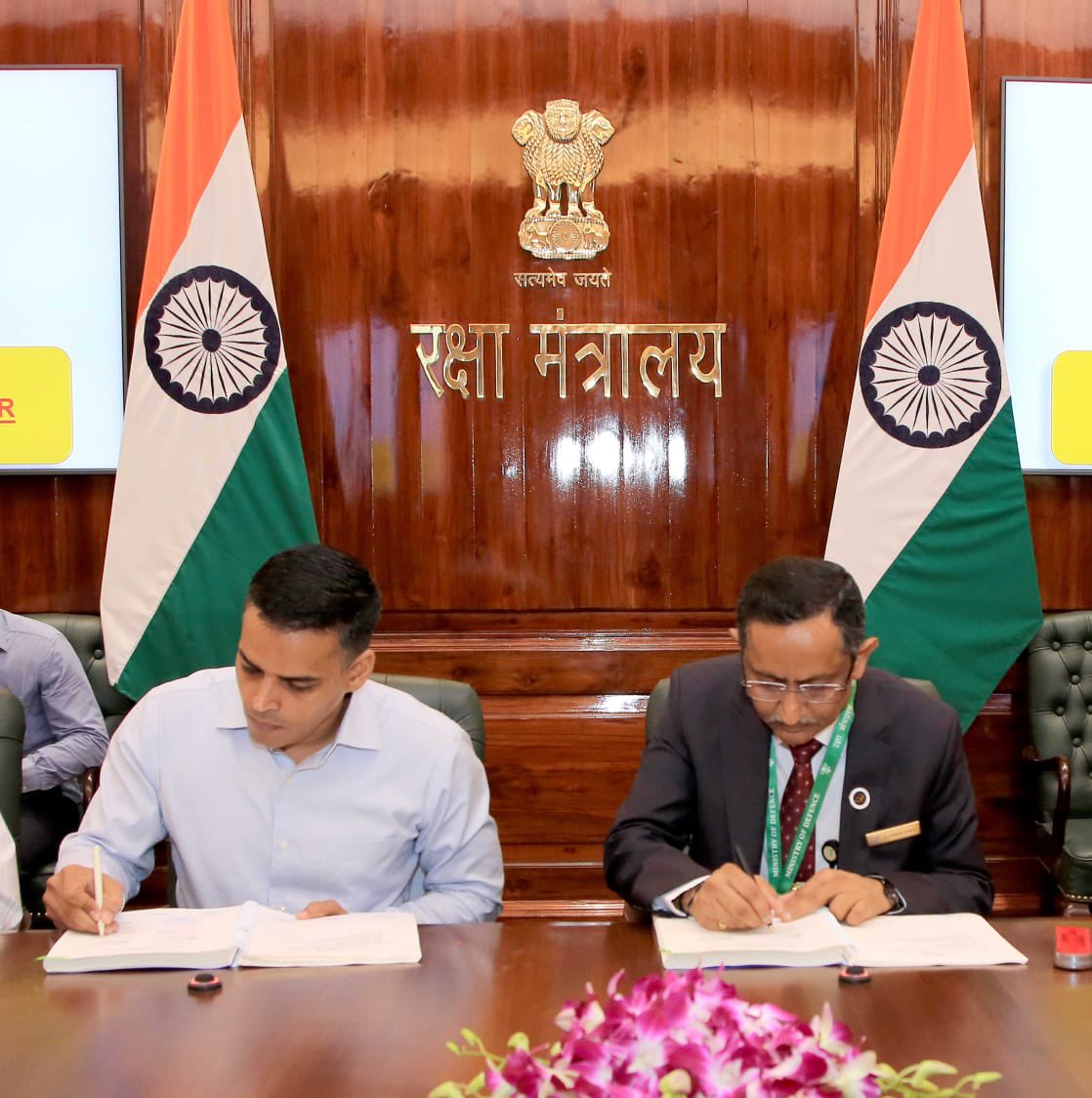 AdityaRajKaul's tweet image. Aatmanirbhar Bharat: MoD inks Rs 2,000 crore contract with BEL for Air Defence Fire Control Radars for Indian Army
Ministry of Defence (MoD) has signed a contract with Bharat Electronics Limited (BEL) for the procurement of Air Defence Fire Control Radars for the Indian Army,…