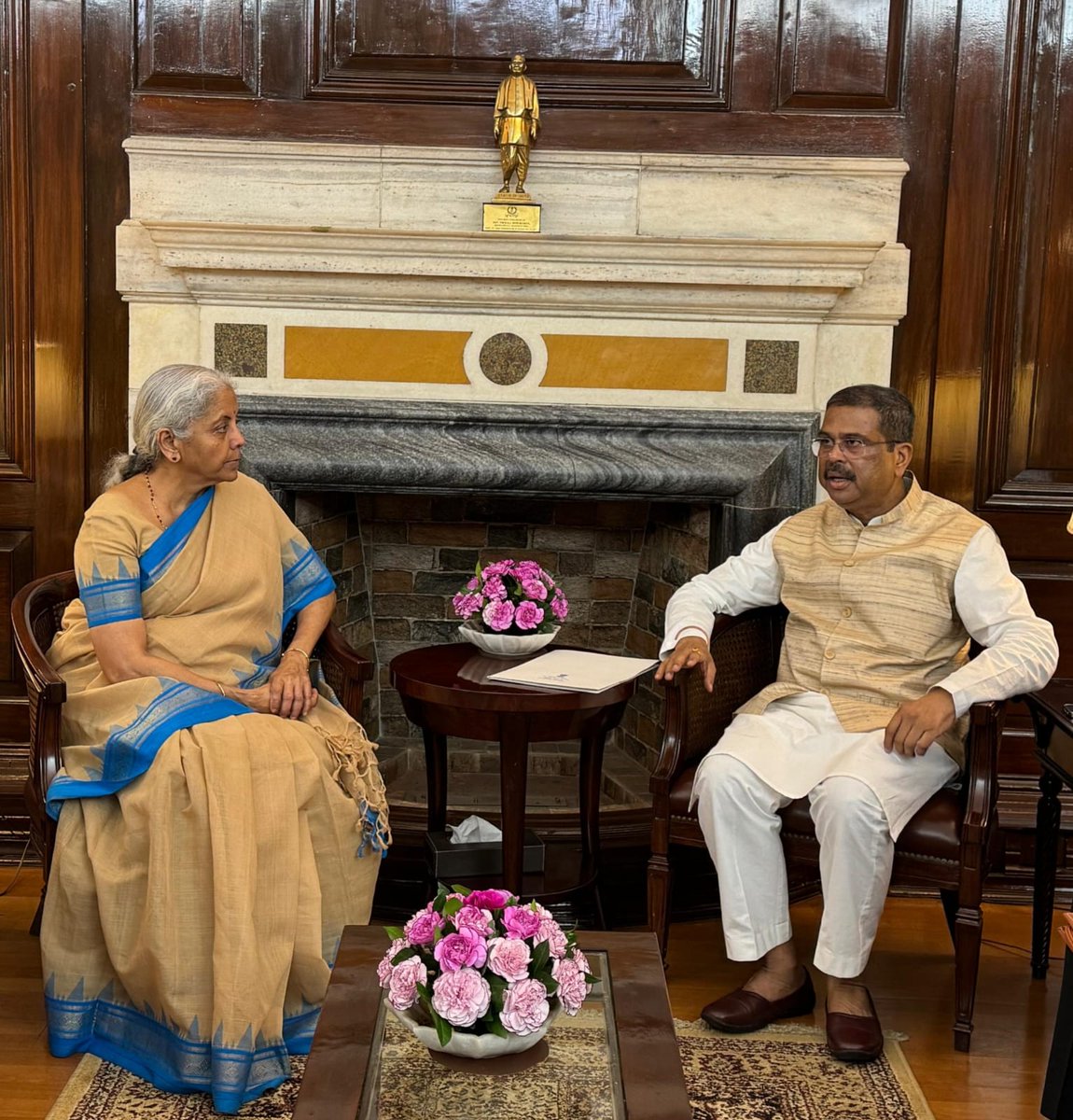 nsitharamanoffc's tweet image. Delegation led by Shri Dharmendra Pradhan (@dpradhanbjp), Hon'ble Minister of Education, calls on Smt @nsitharaman.
MLA Shri Pratap Chandra Pradhan and MLA Shri Agasti Behera are also present.