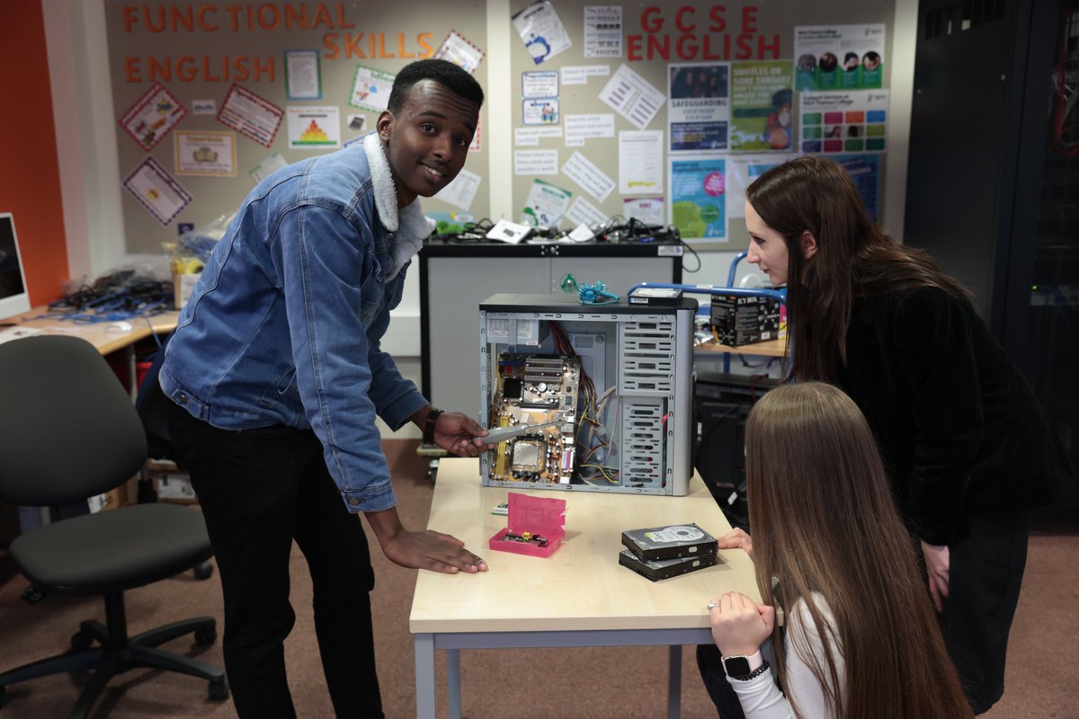 💼 Dreaming of starting your own business or diving into the tech world? Our OUTSTANDING ICT courses give you the digital and entrepreneurial skills that employers love.

📲 Don’t wait – apply now: ow.ly/CXHw50Wsut6