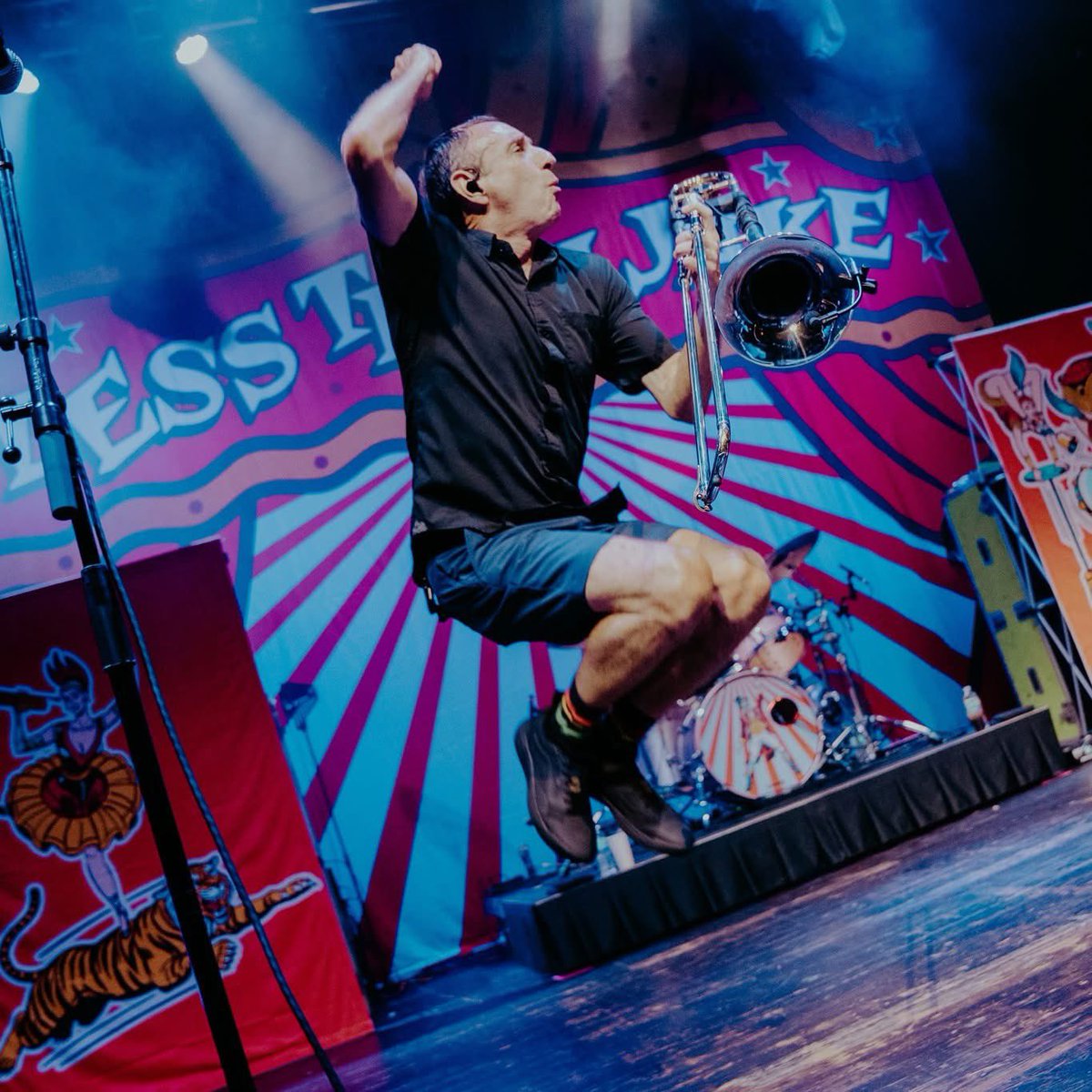 slamdunkpresent's tweet image. Tickets are ON SALE NOW for @LessThanJake at @O2AcademyLeeds on Friday 6th March with special guests @BouncingSoulsNJ, @TheAquabats & @BarPreachers 🙌
For fans of all things ska punk, you don't want to miss out on this one!
Book now from slamdunkmusic.seetickets.com/event/less-tha…