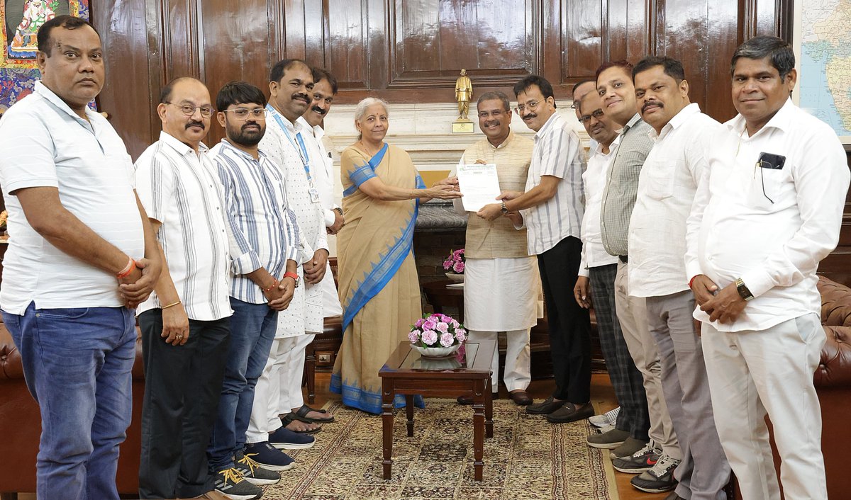 nsitharamanoffc's tweet image. Delegation led by Shri Dharmendra Pradhan (@dpradhanbjp), Hon'ble Minister of Education, calls on Smt @nsitharaman.
MLA Shri Pratap Chandra Pradhan and MLA Shri Agasti Behera are also present.