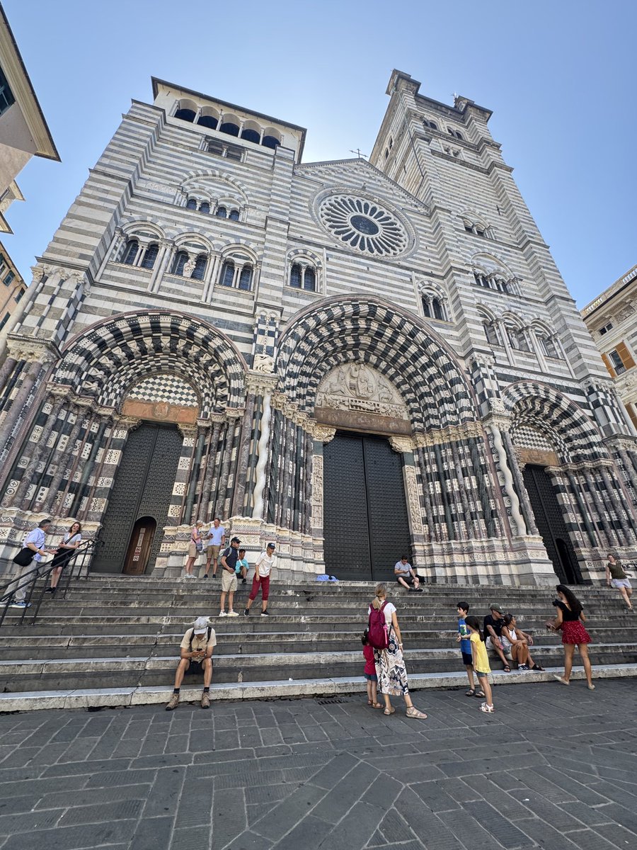 tonymcmahon_TV's tweet image. Genoa cathedral is awesome - similar to Siena - holds the ashes of the headless body of John the Baptist brought to the city during the Crusades
