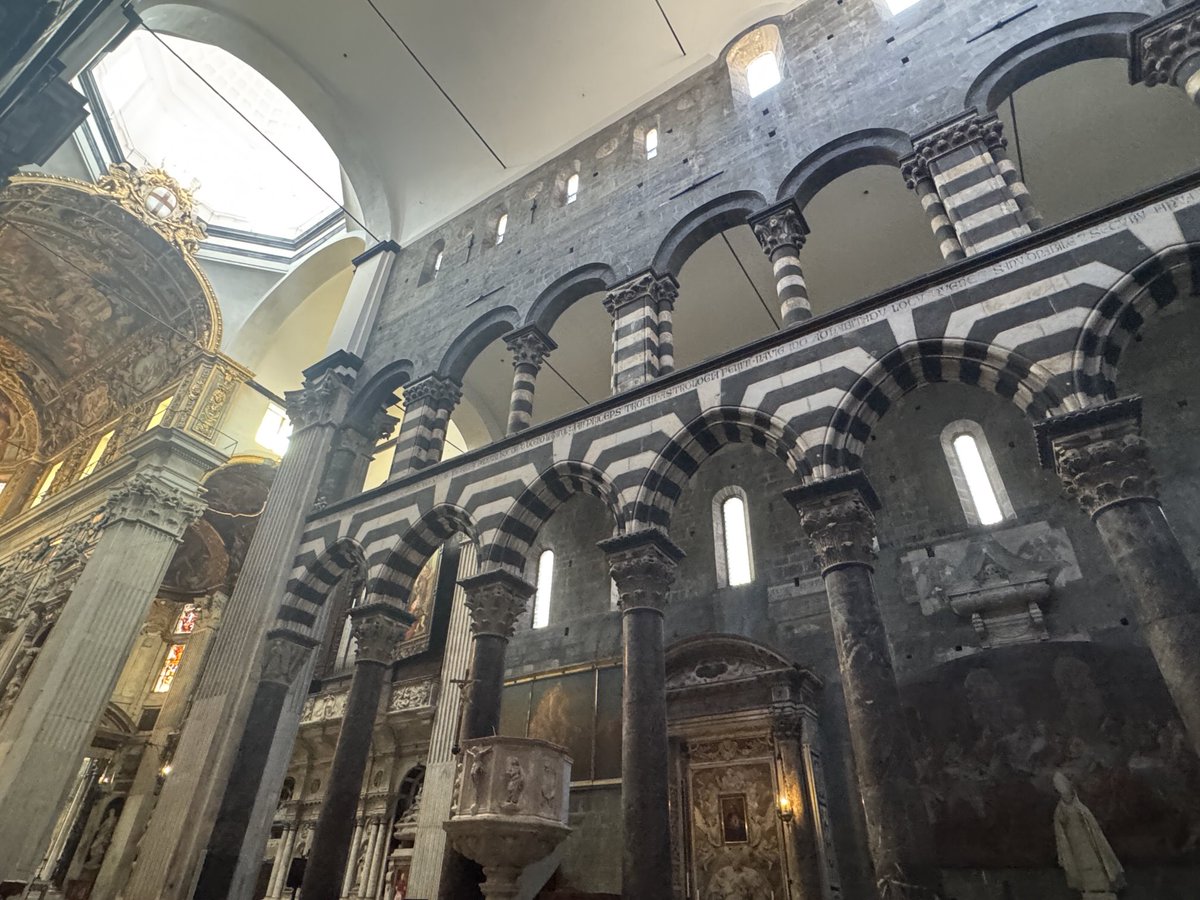 tonymcmahon_TV's tweet image. Genoa cathedral is awesome - similar to Siena - holds the ashes of the headless body of John the Baptist brought to the city during the Crusades