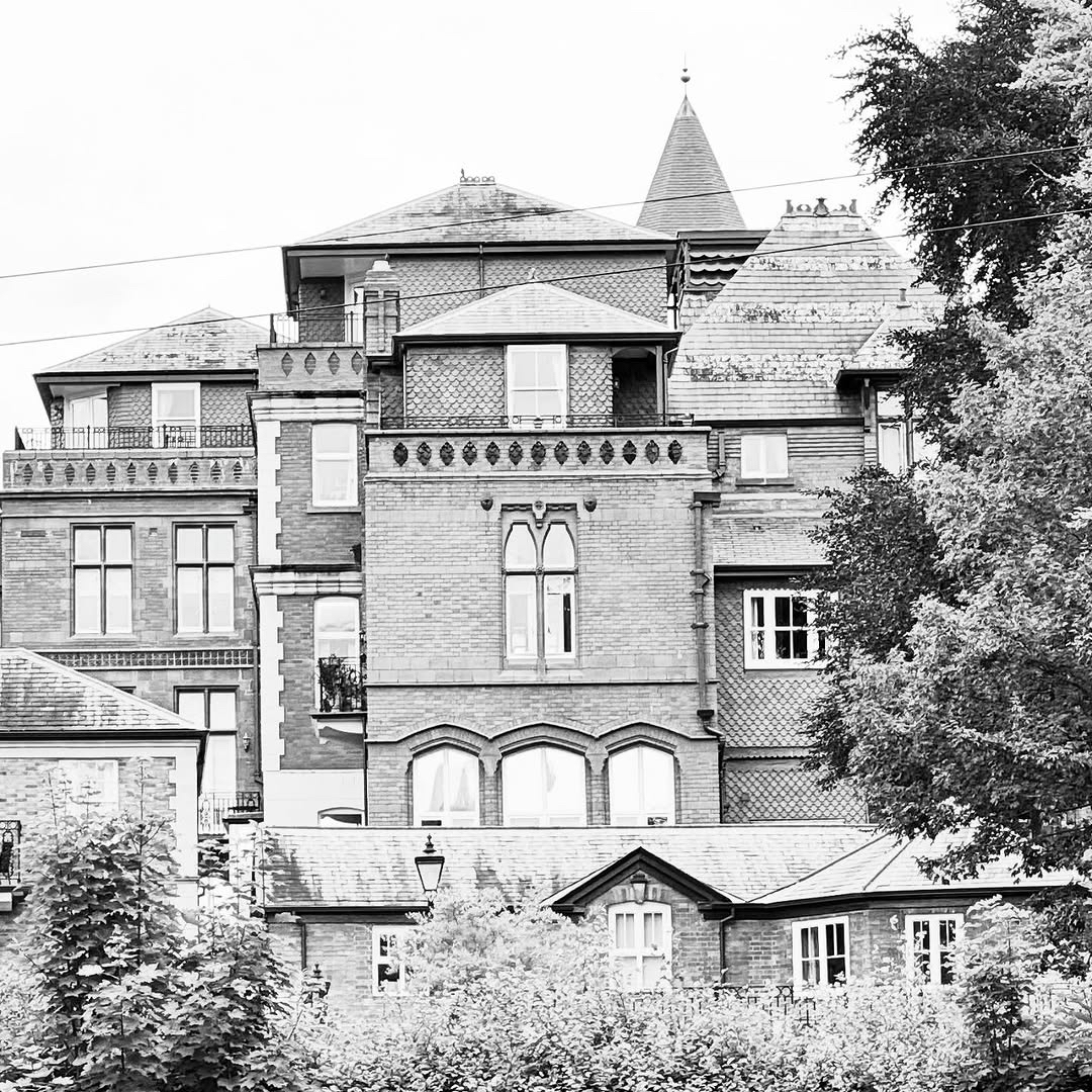 OriginalShrews's tweet image. A fascinating mix of architectural styles and building materials is visible at this historic site in #Shrewsbury
🤔 Can you name the building?
📷 We love ‘shrewsbury.in.detail’ (Instagram)’s unique eye for our town’s less obvious quirks. Give them a look!