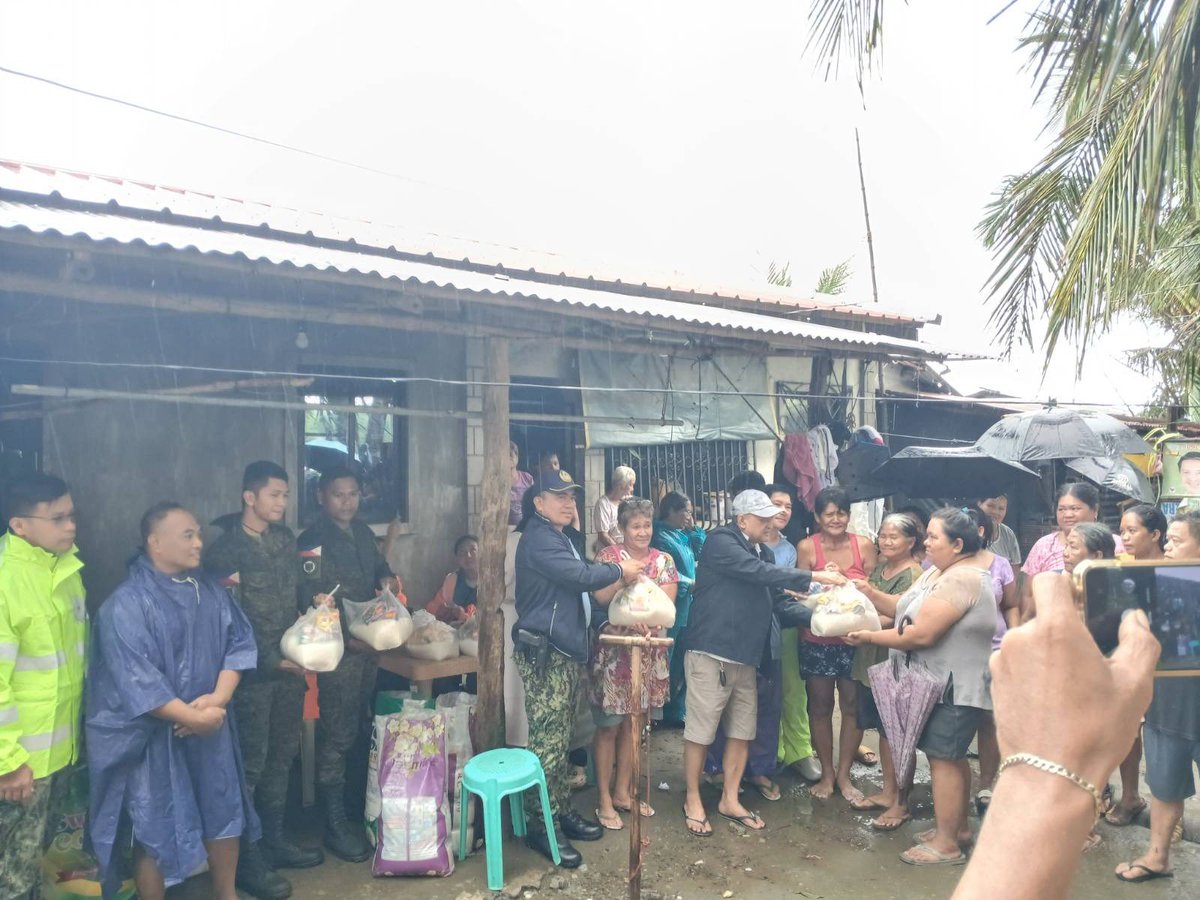 TeamAFP's tweet image. AFP, LGUs, and Security Forces Extend Relief to Typhoon-Affected Communities in Pangasinan
Troops under the 71st Infantry Battalion of the Philippine Army joined forces with the local government of Dasol and the Philippine National Police (PNP) to distribute relief goods to…