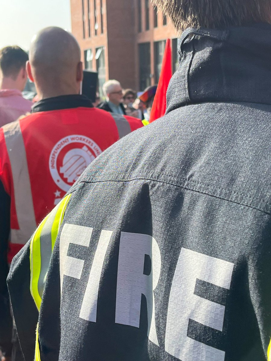 FBUManchester's tweet image. ✊🏻 members from @FBURegion5 and beyond stand with striking workers
✊🏻Power concedes nothing without demand
✊🏻Victory to the Birmingham bin workers @UniteBirmingham
#BirminghamBinWorkers #StrikeMap
