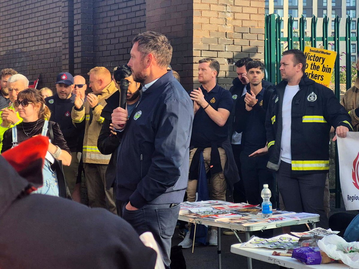 FBUManchester's tweet image. ✊🏻 members from @FBURegion5 and beyond stand with striking workers
✊🏻Power concedes nothing without demand
✊🏻Victory to the Birmingham bin workers @UniteBirmingham
#BirminghamBinWorkers #StrikeMap