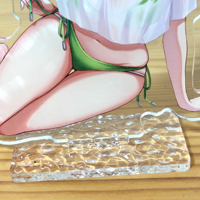 夏コミで頒布する温泉水着あさり先生アクスタです〜! 台座を水面アクリルにしたのでキラキラしてます