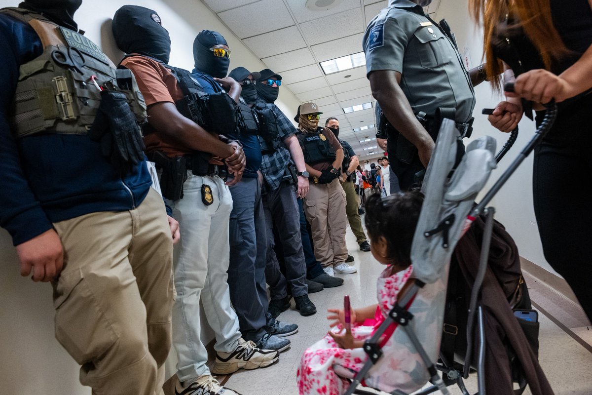 FC_actu's tweet image. Cafards, nourriture immangeable et auto-expulsion : la vie de migrants dans les cellules de détention américaines.
Alors que l'administration Trump a annoncé un nouveau budget de 170 millions de dollars pour la police fédérale de l'immigration.
radiofrance.fr/franceculture/…
