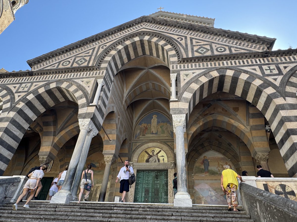 tonymcmahon_TV's tweet image. Very obvious Islamic influence in the medieval architecture of Amalfi cathedral - shame about the modern graffiti on a couple of frescoes 🙄