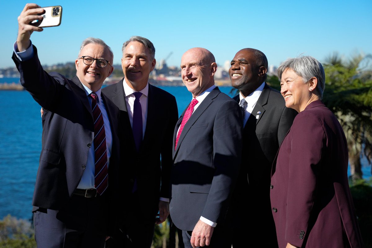 DavidLammy's tweet image. Friends in defence and trade - boosting jobs and economic growth for Brits and Aussies. 
 
Great to be with @SenatorWong, @AlboMP, @RichardMarlesMP and @JohnHealey_MP in Sydney at our 15th AUKMIN.