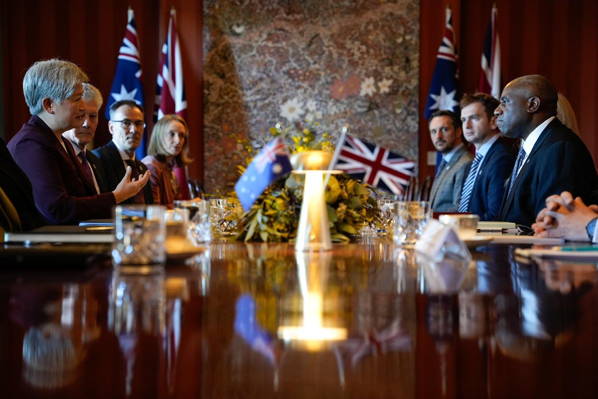 DavidLammy's tweet image. Friends in defence and trade - boosting jobs and economic growth for Brits and Aussies. 
 
Great to be with @SenatorWong, @AlboMP, @RichardMarlesMP and @JohnHealey_MP in Sydney at our 15th AUKMIN.
