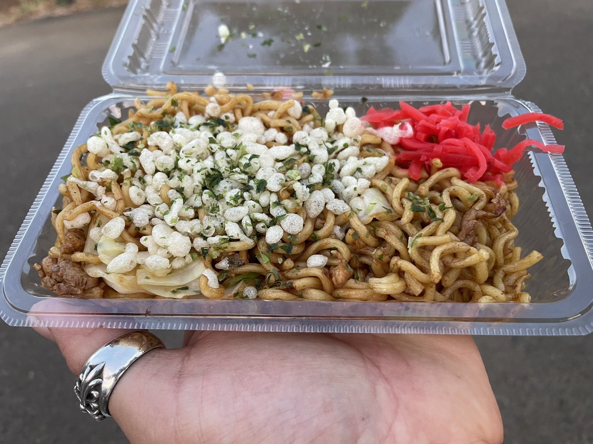 お祭りに着てます。
まぁー毎回値段にツッコミどころ満載。
今年大好きなハムカツがでてたので、楽しみにきたけど、気がついたら６枚食べてた。
ぼったくり。
自治会の祭りでこれやるのは、許せない