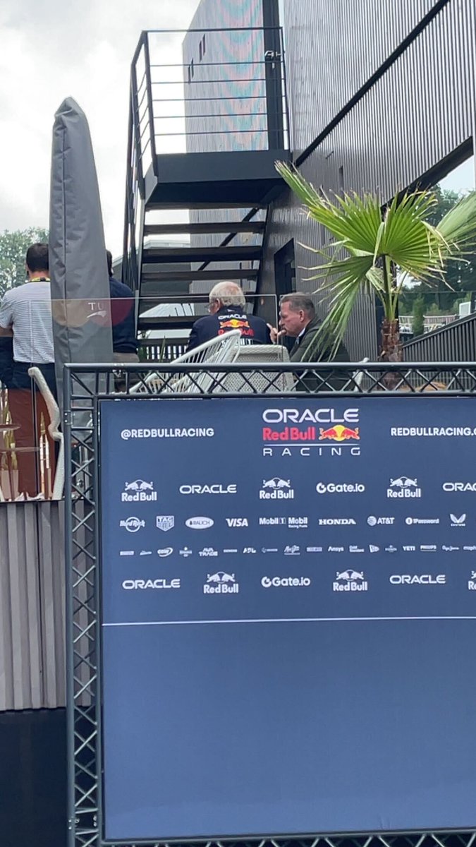 BvanHinthum's tweet photo. Jos Verstappen, Raymond Vermeulen én Helmut Marko zijn vrijdagochtend in Spa aan tafel gespot, waarbij er veel gelachen werd en de sfeer goed leek. Is de toekomst van Max bij het team ineens een stuk veiliger?

#RedBull #Verstappen #Belgium #F1 #Formula1 https://t.co/3yxy52XLfS