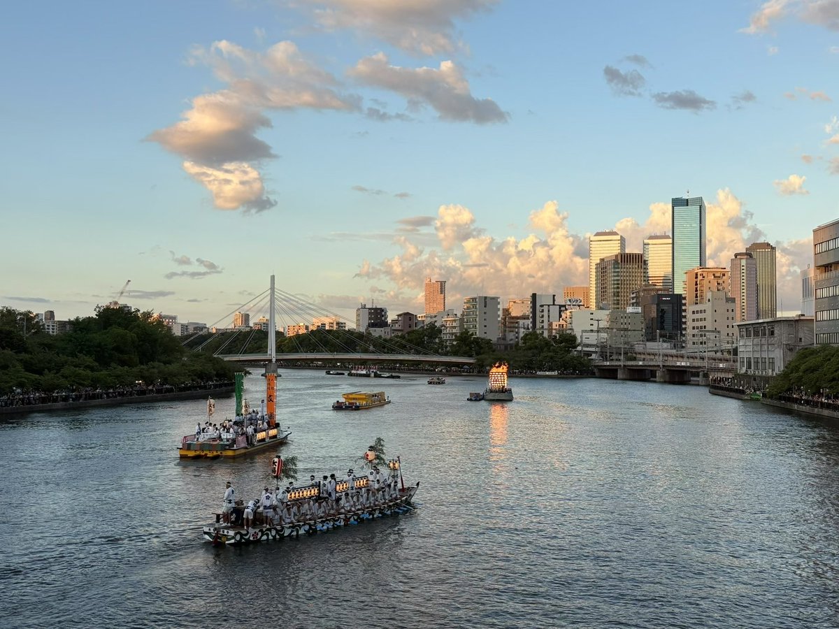 大阪盛事天神祭。