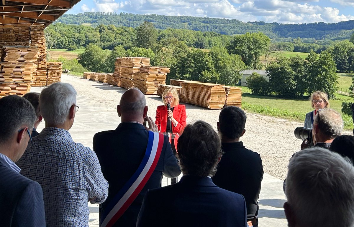 🌲 Préserver les sols forestiers, c’est préparer l’avenir de nos forêts 🌱

Ce jeudi dans le Jura, la ministre <a href="/AgnesRunacher/">Agnès Pannier-Runacher 🇫🇷🇪🇺</a> est allée à la rencontre des acteurs de la filière forêt-bois. Un programme de terrain riche, avec des visites à la sècherie de la Joux de