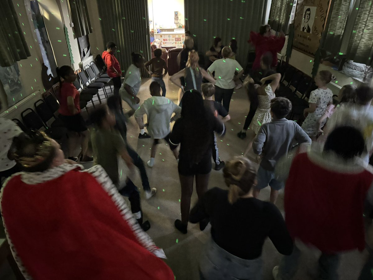 LeedsDYS's tweet image. We spent our final evening cutting shapes at our Narnian Disco!! 🤩💃🕺
@ASCHC_COLLEGE @beckets_bkcat @StWilfridsCHS