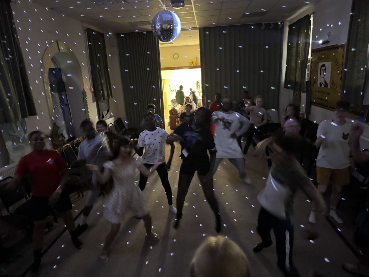 LeedsDYS's tweet image. We spent our final evening cutting shapes at our Narnian Disco!! 🤩💃🕺
@ASCHC_COLLEGE @beckets_bkcat @StWilfridsCHS