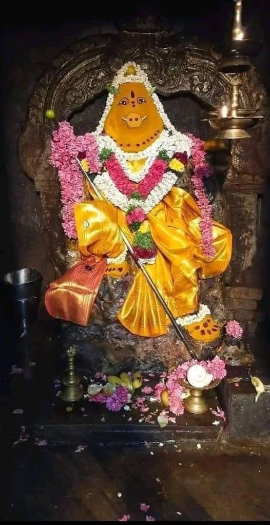 KalaForTemples's tweet image. She appeared on Her own. Not carved by Anyone
Deep in Tamil Nadu, there’s a goddess who didn’t come from stone or sculptor. She rose on her own — fully formed (Swayambu). No one made her. She made herself. 🙏✨
Her name is Swayamvarahi Amman - fierce, wild, protective, and full…