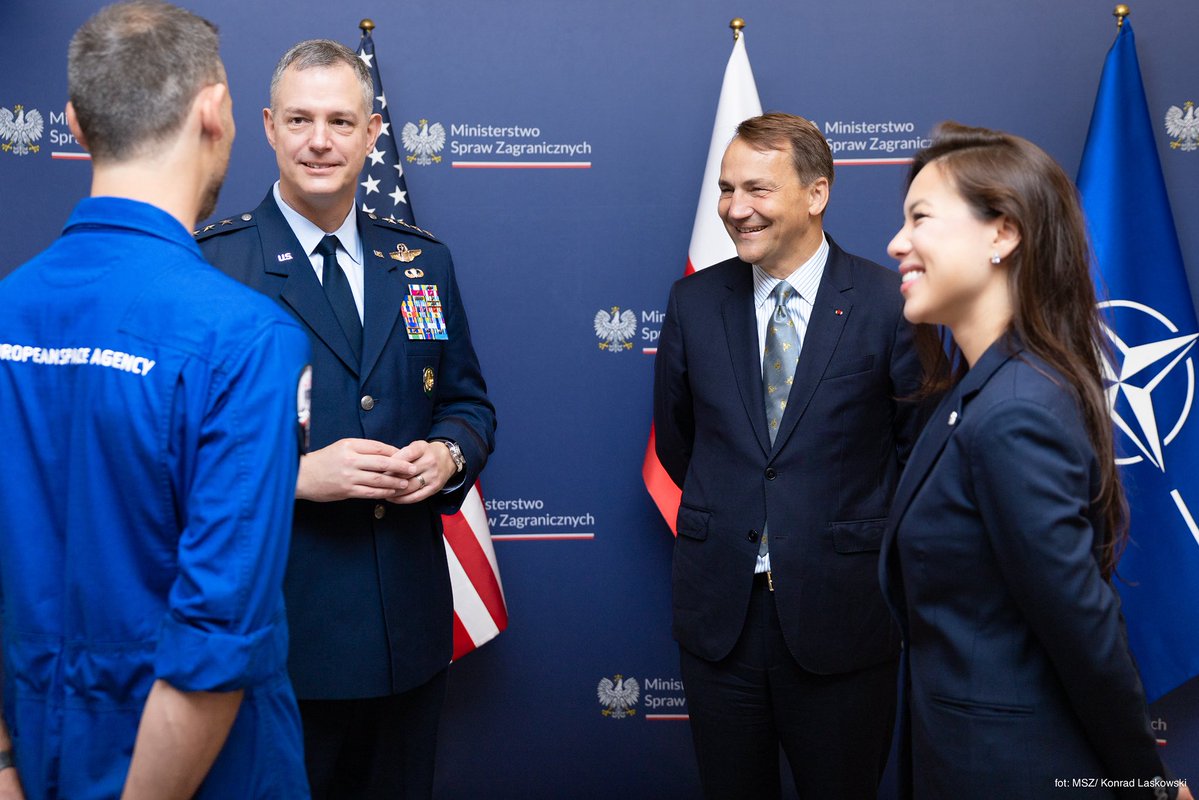 Radosław Sikorski 🇵🇱🇪🇺 (@sikorskiradek) on Twitter photo Generał odbył również krótką rozmowę z wychodzącymi z MSZ <a href="/astro_slawosz/">Sławosz Uznański-Wiśniewski</a> i <a href="/AK_Wisniewska/">Aleksandra Uznańska-Wiśniewska</a> 🙂 Generał odbył również krótką rozmowę z wychodzącymi z MSZ <a href="/astro_slawosz/">Sławosz Uznański-Wiśniewski</a> i <a href="/AK_Wisniewska/">Aleksandra Uznańska-Wiśniewska</a> 🙂
